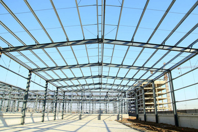 工廠裝配車間 連接農(nóng)業(yè)機械與建筑工程機械制造的核心